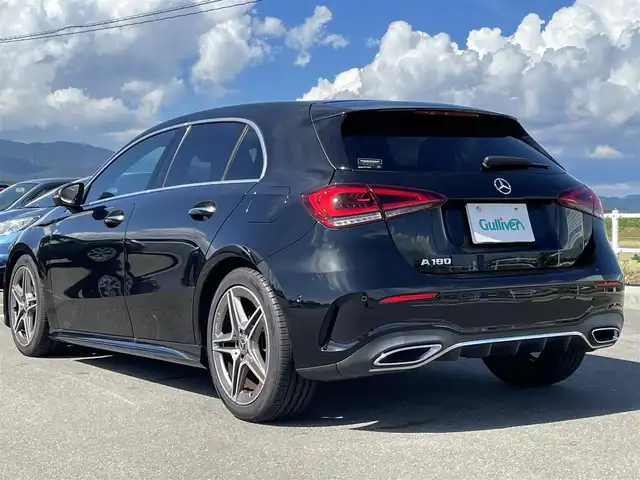 メルセデス・ベンツ Ａ１８０ スタイル AMGライン 佐賀県 2020(令2)年 2万km コスモスブラック AMGライン/純正10.25インチナビゲーション/・AM/FM/BT//・Appple Car Play/Android Auto//・アラウンドビューモニター/パノラミックスライディングルーフ/純正前後ドライブレコーダー/USB入力端子/純正18インチアルミホイール/黒ハーフレザーシート/・パワーシート「運転席/助手席」/・シートヒーター「運転席/助手席」/シートキネティック機能/スマートキー/純正フロアマット/新車保証書/取扱説明書/スペアキー1本/メルセデスベンツインテリジェントドライブ/・アクティブブレーキアシスト（衝突被害軽減ブレーキ）/・アクティブディスタンスアシスト・ディストロニック/・アクティブステアリングアシスト/・アクティブレーンキーピングアシスト/・ブラインドスポットアシスト/・アクティブエマージェンシーストップアシスト/・アクティブパーキングアシスト（パークトロニック機能付）/・アテンションアシスト（注意力喚起機能）/・PRE-SAFE（衝突被害軽減システム）/・ヒルスタートアシスト/・マルチビームLEDヘッドライト