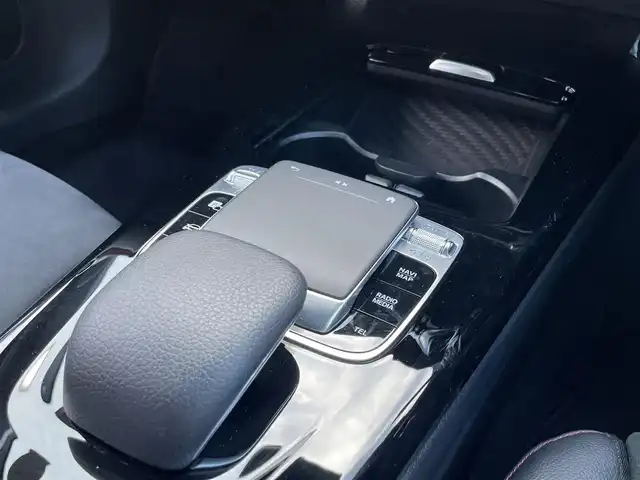 メルセデス・ベンツ Ａ１８０ スタイル AMGライン 佐賀県 2020(令2)年 2万km コスモスブラック AMGライン/純正10.25インチナビゲーション/・AM/FM/BT//・Appple Car Play/Android Auto//・アラウンドビューモニター/パノラミックスライディングルーフ/純正前後ドライブレコーダー/USB入力端子/純正18インチアルミホイール/黒ハーフレザーシート/・パワーシート「運転席/助手席」/・シートヒーター「運転席/助手席」/シートキネティック機能/スマートキー/純正フロアマット/新車保証書/取扱説明書/スペアキー1本/メルセデスベンツインテリジェントドライブ/・アクティブブレーキアシスト（衝突被害軽減ブレーキ）/・アクティブディスタンスアシスト・ディストロニック/・アクティブステアリングアシスト/・アクティブレーンキーピングアシスト/・ブラインドスポットアシスト/・アクティブエマージェンシーストップアシスト/・アクティブパーキングアシスト（パークトロニック機能付）/・アテンションアシスト（注意力喚起機能）/・PRE-SAFE（衝突被害軽減システム）/・ヒルスタートアシスト/・マルチビームLEDヘッドライト
