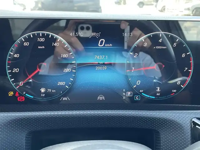 メルセデス・ベンツ Ａ１８０ スタイル AMGライン 佐賀県 2020(令2)年 2万km コスモスブラック AMGライン/純正10.25インチナビゲーション/・AM/FM/BT//・Appple Car Play/Android Auto//・アラウンドビューモニター/パノラミックスライディングルーフ/純正前後ドライブレコーダー/USB入力端子/純正18インチアルミホイール/黒ハーフレザーシート/・パワーシート「運転席/助手席」/・シートヒーター「運転席/助手席」/シートキネティック機能/スマートキー/純正フロアマット/新車保証書/取扱説明書/スペアキー1本/メルセデスベンツインテリジェントドライブ/・アクティブブレーキアシスト（衝突被害軽減ブレーキ）/・アクティブディスタンスアシスト・ディストロニック/・アクティブステアリングアシスト/・アクティブレーンキーピングアシスト/・ブラインドスポットアシスト/・アクティブエマージェンシーストップアシスト/・アクティブパーキングアシスト（パークトロニック機能付）/・アテンションアシスト（注意力喚起機能）/・PRE-SAFE（衝突被害軽減システム）/・ヒルスタートアシスト/・マルチビームLEDヘッドライト