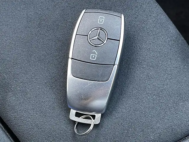 メルセデス・ベンツ Ａ１８０ スタイル AMGライン 佐賀県 2020(令2)年 2万km コスモスブラック AMGライン/純正10.25インチナビゲーション/・AM/FM/BT//・Appple Car Play/Android Auto//・アラウンドビューモニター/パノラミックスライディングルーフ/純正前後ドライブレコーダー/USB入力端子/純正18インチアルミホイール/黒ハーフレザーシート/・パワーシート「運転席/助手席」/・シートヒーター「運転席/助手席」/シートキネティック機能/スマートキー/純正フロアマット/新車保証書/取扱説明書/スペアキー1本/メルセデスベンツインテリジェントドライブ/・アクティブブレーキアシスト（衝突被害軽減ブレーキ）/・アクティブディスタンスアシスト・ディストロニック/・アクティブステアリングアシスト/・アクティブレーンキーピングアシスト/・ブラインドスポットアシスト/・アクティブエマージェンシーストップアシスト/・アクティブパーキングアシスト（パークトロニック機能付）/・アテンションアシスト（注意力喚起機能）/・PRE-SAFE（衝突被害軽減システム）/・ヒルスタートアシスト/・マルチビームLEDヘッドライト