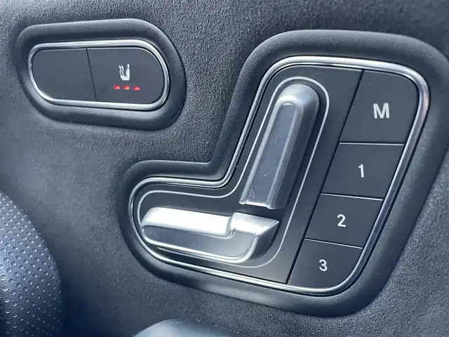 メルセデス・ベンツ Ａ１８０ スタイル AMGライン 佐賀県 2020(令2)年 2万km コスモスブラック AMGライン/純正10.25インチナビゲーション/・AM/FM/BT//・Appple Car Play/Android Auto//・アラウンドビューモニター/パノラミックスライディングルーフ/純正前後ドライブレコーダー/USB入力端子/純正18インチアルミホイール/黒ハーフレザーシート/・パワーシート「運転席/助手席」/・シートヒーター「運転席/助手席」/シートキネティック機能/スマートキー/純正フロアマット/新車保証書/取扱説明書/スペアキー1本/メルセデスベンツインテリジェントドライブ/・アクティブブレーキアシスト（衝突被害軽減ブレーキ）/・アクティブディスタンスアシスト・ディストロニック/・アクティブステアリングアシスト/・アクティブレーンキーピングアシスト/・ブラインドスポットアシスト/・アクティブエマージェンシーストップアシスト/・アクティブパーキングアシスト（パークトロニック機能付）/・アテンションアシスト（注意力喚起機能）/・PRE-SAFE（衝突被害軽減システム）/・ヒルスタートアシスト/・マルチビームLEDヘッドライト