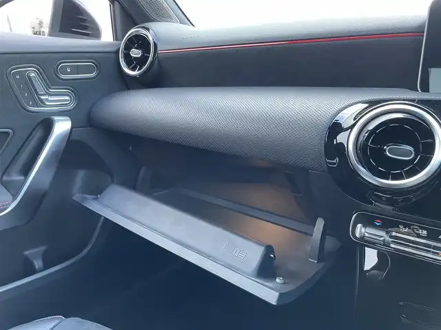 メルセデス・ベンツ Ａ１８０ スタイル AMGライン 佐賀県 2020(令2)年 2万km コスモスブラック AMGライン/純正10.25インチナビゲーション/・AM/FM/BT//・Appple Car Play/Android Auto//・アラウンドビューモニター/パノラミックスライディングルーフ/純正前後ドライブレコーダー/USB入力端子/純正18インチアルミホイール/黒ハーフレザーシート/・パワーシート「運転席/助手席」/・シートヒーター「運転席/助手席」/シートキネティック機能/スマートキー/純正フロアマット/新車保証書/取扱説明書/スペアキー1本/メルセデスベンツインテリジェントドライブ/・アクティブブレーキアシスト（衝突被害軽減ブレーキ）/・アクティブディスタンスアシスト・ディストロニック/・アクティブステアリングアシスト/・アクティブレーンキーピングアシスト/・ブラインドスポットアシスト/・アクティブエマージェンシーストップアシスト/・アクティブパーキングアシスト（パークトロニック機能付）/・アテンションアシスト（注意力喚起機能）/・PRE-SAFE（衝突被害軽減システム）/・ヒルスタートアシスト/・マルチビームLEDヘッドライト