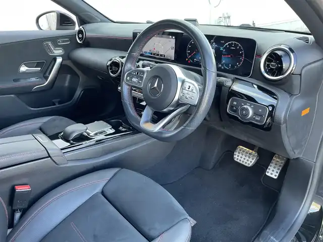 メルセデス・ベンツ Ａ１８０ スタイル AMGライン 佐賀県 2020(令2)年 2万km コスモスブラック AMGライン/純正10.25インチナビゲーション/・AM/FM/BT//・Appple Car Play/Android Auto//・アラウンドビューモニター/パノラミックスライディングルーフ/純正前後ドライブレコーダー/USB入力端子/純正18インチアルミホイール/黒ハーフレザーシート/・パワーシート「運転席/助手席」/・シートヒーター「運転席/助手席」/シートキネティック機能/スマートキー/純正フロアマット/新車保証書/取扱説明書/スペアキー1本/メルセデスベンツインテリジェントドライブ/・アクティブブレーキアシスト（衝突被害軽減ブレーキ）/・アクティブディスタンスアシスト・ディストロニック/・アクティブステアリングアシスト/・アクティブレーンキーピングアシスト/・ブラインドスポットアシスト/・アクティブエマージェンシーストップアシスト/・アクティブパーキングアシスト（パークトロニック機能付）/・アテンションアシスト（注意力喚起機能）/・PRE-SAFE（衝突被害軽減システム）/・ヒルスタートアシスト/・マルチビームLEDヘッドライト