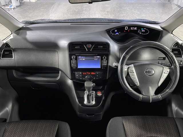 日産 セレナ HWS S HV Vセレ +Sefty 沖縄県 2014(平26)年 6.9万km ダイヤモンドブラック 禁煙車　/８人乗り　/純正７インチナビ/（ＢＴ，フルセグ，ＡＭ／ＦＭ，ＣＤ／ＤＶＤ）　/アラウンドビューモニター　/両側パワースライドドア　/純正11インチフリップダウンモニター　/クルーズコントロール　/コーナーセンサー/エマージェンシーブレーキ/ビルトインＥＴＣ　/純正ドアバイザー/純正フロアマット/純正１６インチアルミホイール