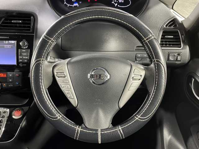 日産 セレナ HWS S HV Vセレ +Sefty 沖縄県 2014(平26)年 6.9万km ダイヤモンドブラック 禁煙車　/８人乗り　/純正７インチナビ/（ＢＴ，フルセグ，ＡＭ／ＦＭ，ＣＤ／ＤＶＤ）　/アラウンドビューモニター　/両側パワースライドドア　/純正11インチフリップダウンモニター　/クルーズコントロール　/コーナーセンサー/エマージェンシーブレーキ/ビルトインＥＴＣ　/純正ドアバイザー/純正フロアマット/純正１６インチアルミホイール