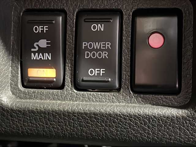 日産 セレナ HWS S HV Vセレ +Sefty 沖縄県 2014(平26)年 6.9万km ダイヤモンドブラック 禁煙車　/８人乗り　/純正７インチナビ/（ＢＴ，フルセグ，ＡＭ／ＦＭ，ＣＤ／ＤＶＤ）　/アラウンドビューモニター　/両側パワースライドドア　/純正11インチフリップダウンモニター　/クルーズコントロール　/コーナーセンサー/エマージェンシーブレーキ/ビルトインＥＴＣ　/純正ドアバイザー/純正フロアマット/純正１６インチアルミホイール