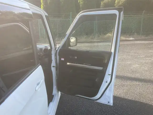 スズキ スペーシア カスタム Z 埼玉県 2017(平29)年 8.5万km クリスタルホワイトP (株)IDOMが運営する【じしゃロン鳩ヶ谷店】の自社ローン専用車両になりますこちらは現金またはオートローンご利用時の価格です。自社ローンご希望の方は別途その旨お申付け下さい/登録時84200km/オーディオレス/デュアルカメラブレーキサポート/・プリクラッシュセーフティシステム（ＰＣＳ）/・車線逸脱警報機能/左側パワースライドドア/右側イージークローズスライドドア/運転席シートヒーター/助手席シートアンダーボックス/ステアリングスイッチ/アイドリングストップ/オートライト/純正HIDヘッドライト/フロントフォグランプ/プッシュスタート/スマートキー/純正15インチAW/ダブルエアバッグ/横滑り防止機能/電動格納機能付きウインカーミラー/ベンチシート