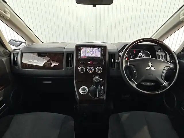 三菱 デリカＤ：５ シャモニー 滋賀県 2010(平22)年 14.9万km クールシルバー/ミディアムグレーマイカ 純正HDDナビ/・AM/FM/・CD/DVD/・Bluetooth/・フルセグTV/バックカメラ/サイドカメラ/パドルシフト/フリップダウンモニター/ビルトインETC/運転席パワーシート/前席シートヒーター/クルーズコントロール/片側パワースライドドア/コーナーセンサー/ウッドコンビステアリング/リフトアップ/社外マフラー/オートマチックヘッドライト/HIDヘッドライト/フォグランプ/純正18インチアルミホイール