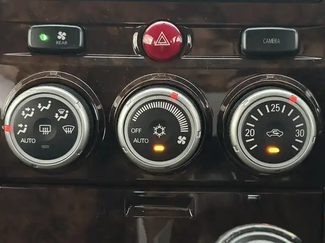 三菱 デリカＤ：５ シャモニー 滋賀県 2010(平22)年 14.9万km クールシルバー/ミディアムグレーマイカ 純正HDDナビ/・AM/FM/・CD/DVD/・Bluetooth/・フルセグTV/バックカメラ/サイドカメラ/パドルシフト/フリップダウンモニター/ビルトインETC/運転席パワーシート/前席シートヒーター/クルーズコントロール/片側パワースライドドア/コーナーセンサー/ウッドコンビステアリング/リフトアップ/社外マフラー/オートマチックヘッドライト/HIDヘッドライト/フォグランプ/純正18インチアルミホイール