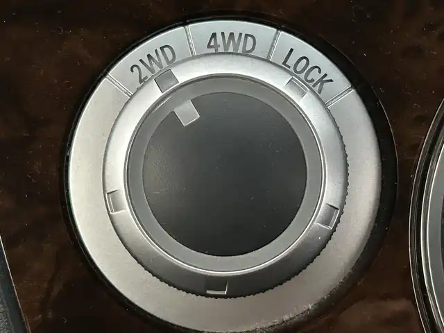 三菱 デリカＤ：５ シャモニー 滋賀県 2010(平22)年 14.9万km クールシルバー/ミディアムグレーマイカ 純正HDDナビ/・AM/FM/・CD/DVD/・Bluetooth/・フルセグTV/バックカメラ/サイドカメラ/パドルシフト/フリップダウンモニター/ビルトインETC/運転席パワーシート/前席シートヒーター/クルーズコントロール/片側パワースライドドア/コーナーセンサー/ウッドコンビステアリング/リフトアップ/社外マフラー/オートマチックヘッドライト/HIDヘッドライト/フォグランプ/純正18インチアルミホイール