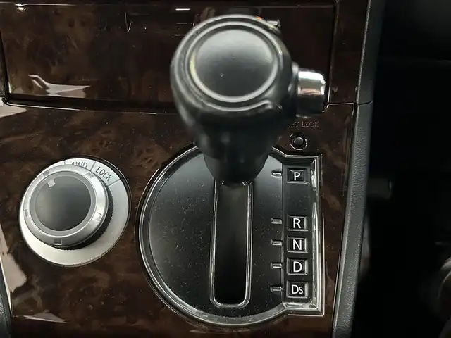 三菱 デリカＤ：５ シャモニー 滋賀県 2010(平22)年 14.9万km クールシルバー/ミディアムグレーマイカ 純正HDDナビ/・AM/FM/・CD/DVD/・Bluetooth/・フルセグTV/バックカメラ/サイドカメラ/パドルシフト/フリップダウンモニター/ビルトインETC/運転席パワーシート/前席シートヒーター/クルーズコントロール/片側パワースライドドア/コーナーセンサー/ウッドコンビステアリング/リフトアップ/社外マフラー/オートマチックヘッドライト/HIDヘッドライト/フォグランプ/純正18インチアルミホイール