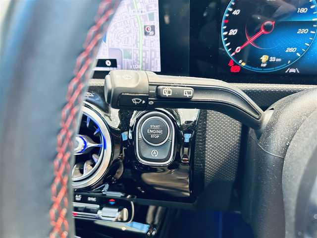 メルセデス・ベンツ ＣＬＡ２００ｄ Sブレーク AMGライン 大阪府 2020(令2)年 3万km コスモスブラック レーダーセーフティP/サンルーフ/ハーフ革/メモリ付きパワーシート/シートヒーター/ACC/ＨＵＤ/純正ナビ/ＴＶ/360度カメラ/純正18インチＡＷ/ＬＥＤヘッドライト/アンビエントライト/電動リアゲート/ワイヤレス充電/ブラインドスポット