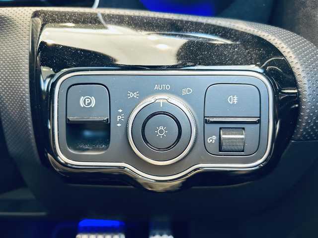 メルセデス・ベンツ ＣＬＡ２００ｄ Sブレーク AMGライン 大阪府 2020(令2)年 3万km コスモスブラック レーダーセーフティP/サンルーフ/ハーフ革/メモリ付きパワーシート/シートヒーター/ACC/ＨＵＤ/純正ナビ/ＴＶ/360度カメラ/純正18インチＡＷ/ＬＥＤヘッドライト/アンビエントライト/電動リアゲート/ワイヤレス充電/ブラインドスポット