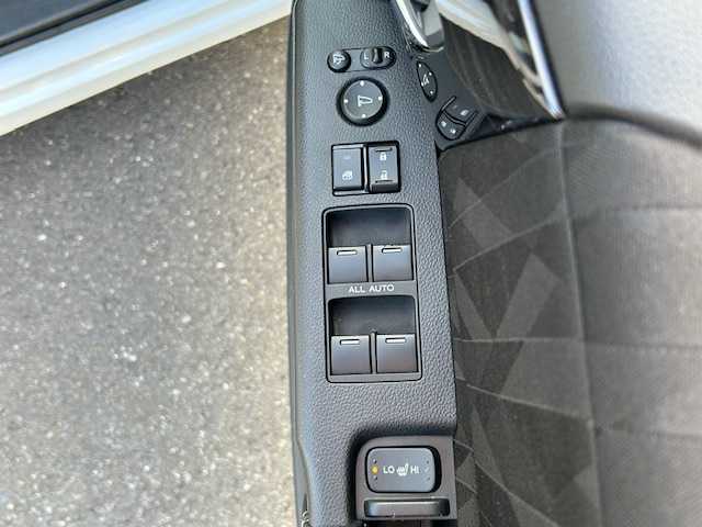 ホンダ オデッセイ ハイブリッド アブソルート・EXホンダセンジング 宮城県 2020(令2)年 6.9万km プラチナホワイトパール 登録時走行距離68631km/パワーシート/シートヒーター/スタットレスタイヤアルミホイール17インチ付き/レーダークルーズコントロール/フリップダウンモニター/衝突軽減機能/両側パワースライドドア/クリアランスソナー/社外ETC2.0/純正ドライブレコーダー前後/レーンキープ機能/電動パーキングアシスト/ブレーキホールド/プッシュスタート/スマートキー/全方位カメラ/2列目キャプテンシート/サンシェード/ブラインドスポットインフォメーション/アイドリングストップ/オートライト/純正ナビ フルセグ/CD/DVD・カープレイ・BT/LEDヘッドライト/フォグランプ/電動格納ミラー/コーナーセンサー前後/純正アルミホイール