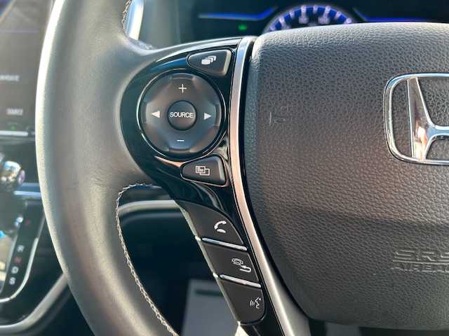 ホンダ オデッセイ ハイブリッド アブソルート・EXホンダセンジング 宮城県 2020(令2)年 6.9万km プラチナホワイトパール 登録時走行距離68631km/パワーシート/シートヒーター/スタットレスタイヤアルミホイール17インチ付き/レーダークルーズコントロール/フリップダウンモニター/衝突軽減機能/両側パワースライドドア/クリアランスソナー/社外ETC2.0/純正ドライブレコーダー前後/レーンキープ機能/電動パーキングアシスト/ブレーキホールド/プッシュスタート/スマートキー/全方位カメラ/2列目キャプテンシート/サンシェード/ブラインドスポットインフォメーション/アイドリングストップ/オートライト/純正ナビ フルセグ/CD/DVD・カープレイ・BT/LEDヘッドライト/フォグランプ/電動格納ミラー/コーナーセンサー前後/純正アルミホイール