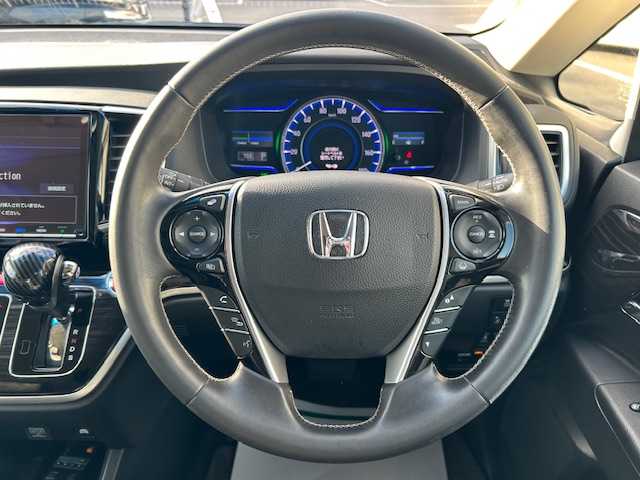 ホンダ オデッセイ ハイブリッド アブソルート・EXホンダセンジング 宮城県 2020(令2)年 6.9万km プラチナホワイトパール 登録時走行距離68631km/パワーシート/シートヒーター/スタットレスタイヤアルミホイール17インチ付き/レーダークルーズコントロール/フリップダウンモニター/衝突軽減機能/両側パワースライドドア/クリアランスソナー/社外ETC2.0/純正ドライブレコーダー前後/レーンキープ機能/電動パーキングアシスト/ブレーキホールド/プッシュスタート/スマートキー/全方位カメラ/2列目キャプテンシート/サンシェード/ブラインドスポットインフォメーション/アイドリングストップ/オートライト/純正ナビ フルセグ/CD/DVD・カープレイ・BT/LEDヘッドライト/フォグランプ/電動格納ミラー/コーナーセンサー前後/純正アルミホイール