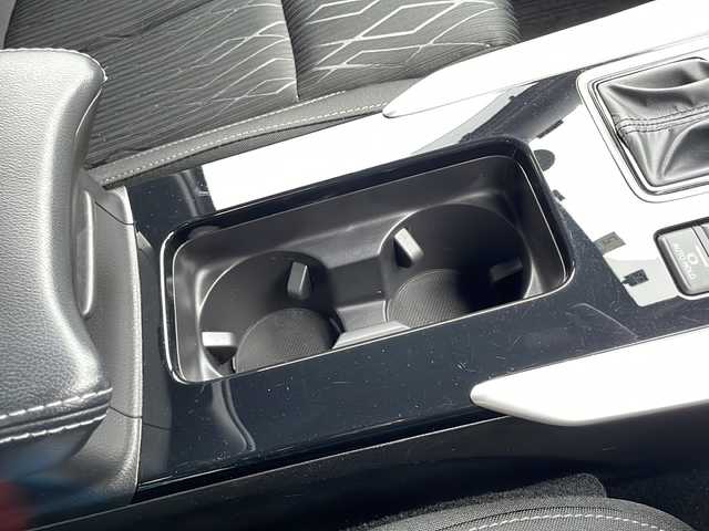 三菱 エクリプス クロス ブラックエディション 道東・釧路十勝 2020(令2)年 3.9万km シルキーホワイト 4WD／S-AWC/BLACK Edition専用装備/・ピアノブラックフロントグリル/・ブラックマイカドアミラー〈電格／ヒーター付〉/・ブラック塗装18インチAW/ALPINE11型フローティングナビ〈XF11NX〉/・DVD／Bluetooth／地デジTV/バックカメラ/前席シートヒーター/ヘッドアップディスプレイ/ボンネットエンブレム/電動パーキング＆オートホールド/e-アシスト/・衝突被害軽減ブレーキ/・車線逸脱警報システム/・レーダークルーズコントロール/・オートマチックハイビーム/・誤発進抑制制御/・後側方車両検知システム/スマートキーシステム