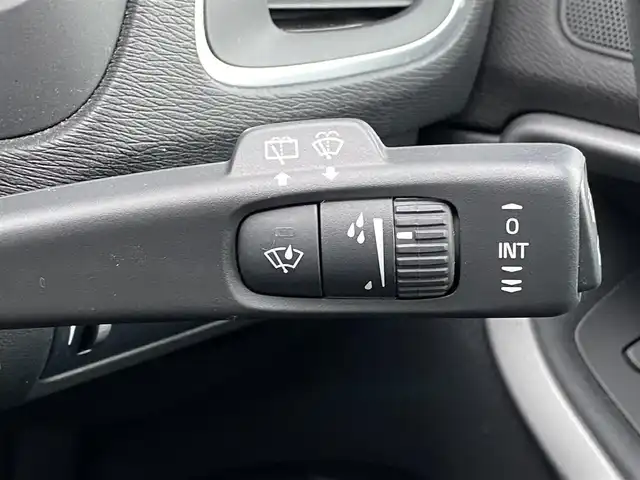 ボルボ Ｖ４０ D4 モメンタム 福岡県 2016(平28)年 2.4万km 黒 ワンオーナー/インテリセーフ　/アダプティブクルーズコントロール/純正ナビ　/バックカメラ/Bluetooth/アンビエントライト/LEDヘッドライト/オートライト　/ステアリングスイッチ　/純正１７インチアルミホイール　/ＥＴＣ