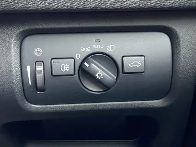 ボルボ Ｖ４０ D4 モメンタム 福岡県 2016(平28)年 2.4万km 黒 ワンオーナー/インテリセーフ　/アダプティブクルーズコントロール/純正ナビ　/バックカメラ/Bluetooth/アンビエントライト/LEDヘッドライト/オートライト　/ステアリングスイッチ　/純正１７インチアルミホイール　/ＥＴＣ