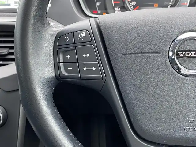 ボルボ Ｖ４０ D4 モメンタム 福岡県 2016(平28)年 2.4万km 黒 ワンオーナー/インテリセーフ　/アダプティブクルーズコントロール/純正ナビ　/バックカメラ/Bluetooth/アンビエントライト/LEDヘッドライト/オートライト　/ステアリングスイッチ　/純正１７インチアルミホイール　/ＥＴＣ