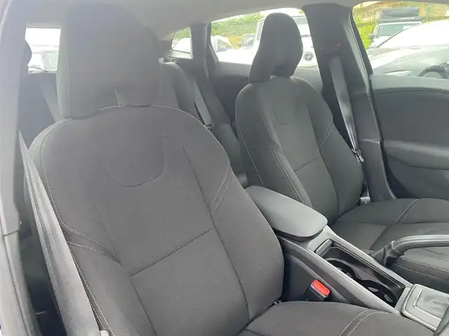ボルボ Ｖ４０ D4 モメンタム 福岡県 2016(平28)年 2.4万km 黒 ワンオーナー/インテリセーフ　/アダプティブクルーズコントロール/純正ナビ　/バックカメラ/Bluetooth/アンビエントライト/LEDヘッドライト/オートライト　/ステアリングスイッチ　/純正１７インチアルミホイール　/ＥＴＣ