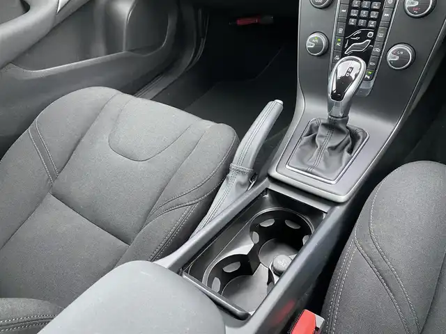 ボルボ Ｖ４０ D4 モメンタム 福岡県 2016(平28)年 2.4万km 黒 ワンオーナー/インテリセーフ　/アダプティブクルーズコントロール/純正ナビ　/バックカメラ/Bluetooth/アンビエントライト/LEDヘッドライト/オートライト　/ステアリングスイッチ　/純正１７インチアルミホイール　/ＥＴＣ