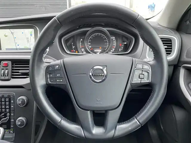 ボルボ Ｖ４０ D4 モメンタム 福岡県 2016(平28)年 2.4万km 黒 ワンオーナー/インテリセーフ　/アダプティブクルーズコントロール/純正ナビ　/バックカメラ/Bluetooth/アンビエントライト/LEDヘッドライト/オートライト　/ステアリングスイッチ　/純正１７インチアルミホイール　/ＥＴＣ