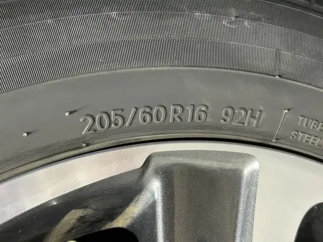 トヨタ ノア Si 大阪府 2018(平30)年 2.6万km ホワイトパールクリスタルシャイン サンルーフ　純正ナビＴＶ　クルコン　衝突軽減　両側パワスラ　バックカメラ　ＥＴＣ　ドラレコ　レーンアシスト　アイドリングストップ　オートハイビーム　オートライト　ＬＥＤヘッドライト　スマートキー