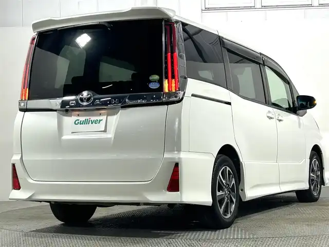 トヨタ ノア Si 大阪府 2018(平30)年 2.6万km ホワイトパールクリスタルシャイン サンルーフ　純正ナビＴＶ　クルコン　衝突軽減　両側パワスラ　バックカメラ　ＥＴＣ　ドラレコ　レーンアシスト　アイドリングストップ　オートハイビーム　オートライト　ＬＥＤヘッドライト　スマートキー