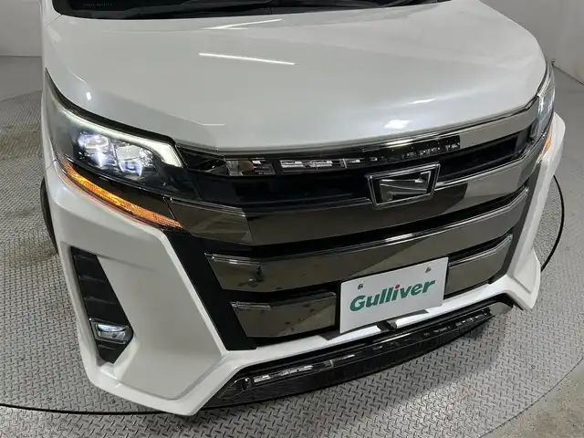 トヨタ ノア Si 大阪府 2018(平30)年 2.6万km ホワイトパールクリスタルシャイン サンルーフ　純正ナビＴＶ　クルコン　衝突軽減　両側パワスラ　バックカメラ　ＥＴＣ　ドラレコ　レーンアシスト　アイドリングストップ　オートハイビーム　オートライト　ＬＥＤヘッドライト　スマートキー