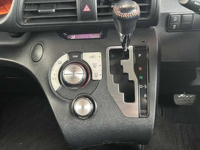 トヨタ シエンタ G クエロ 静岡県 2017(平29)年 5.9万km ブラックマイカ 純正SDナビ/・CD/・DVD/・フルセグＴＶ/・Bluetooth/・AM/・FM/主要装備/・純正ナビ　/・バックカメラ　/・両側パワースライドドア　/・ＬＥＤヘッドライト　/・オートハイビーム　/・オートライト　/・ETC/・トヨタセーフティーセンス　/・レーンキープ　/・プッシュスタート　/・衝突軽減システム　/・ステアリングリモコン/・横滑り防止装置/・純正ホイールキャップ/・フォグランプ/・アイドリングストップ/・