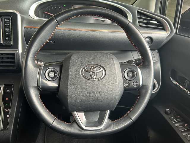 トヨタ シエンタ G クエロ 静岡県 2017(平29)年 5.9万km ブラックマイカ 純正SDナビ/・CD/・DVD/・フルセグＴＶ/・Bluetooth/・AM/・FM/主要装備/・純正ナビ　/・バックカメラ　/・両側パワースライドドア　/・ＬＥＤヘッドライト　/・オートハイビーム　/・オートライト　/・ETC/・トヨタセーフティーセンス　/・レーンキープ　/・プッシュスタート　/・衝突軽減システム　/・ステアリングリモコン/・横滑り防止装置/・純正ホイールキャップ/・フォグランプ/・アイドリングストップ/・