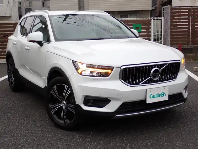 ボルボ ＸＣ４０ B4 AWD インスクリプション 千葉県 2021(令3)年 2.8万km パール ワンオーナー/４WD/本革シート/F左右電動シート/Fシートヒーター/Rシートヒーター/ハーマンカードンスピーカー/360度カメラ/純正ナビゲーション/・Bluetooth接続/・USB接続/・フルセグ地上波TV/・FM/AMラジオ/置くだけ充電/ETC/スマートキー2個/プッシュスタート/パワーバックドア/City Safety（衝突回避・被害軽減ブレーキ）/ブラインドスポットモニター/アダプティブクルーズコントロール/取扱い説明書/整備記録簿