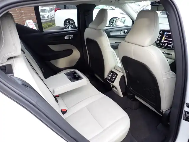 ボルボ ＸＣ４０ B4 AWD インスクリプション 千葉県 2021(令3)年 2.8万km パール ワンオーナー/４WD/本革シート/F左右電動シート/Fシートヒーター/Rシートヒーター/ハーマンカードンスピーカー/360度カメラ/純正ナビゲーション/・Bluetooth接続/・USB接続/・フルセグ地上波TV/・FM/AMラジオ/置くだけ充電/ETC/スマートキー2個/プッシュスタート/パワーバックドア/City Safety（衝突回避・被害軽減ブレーキ）/ブラインドスポットモニター/アダプティブクルーズコントロール/取扱い説明書/整備記録簿