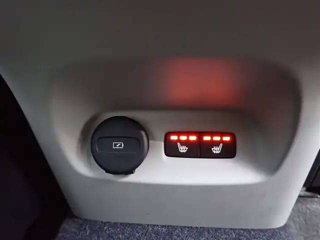 ボルボ ＸＣ４０ B4 AWD インスクリプション 千葉県 2021(令3)年 2.8万km パール ワンオーナー/４WD/本革シート/F左右電動シート/Fシートヒーター/Rシートヒーター/ハーマンカードンスピーカー/360度カメラ/純正ナビゲーション/・Bluetooth接続/・USB接続/・フルセグ地上波TV/・FM/AMラジオ/置くだけ充電/ETC/スマートキー2個/プッシュスタート/パワーバックドア/City Safety（衝突回避・被害軽減ブレーキ）/ブラインドスポットモニター/アダプティブクルーズコントロール/取扱い説明書/整備記録簿