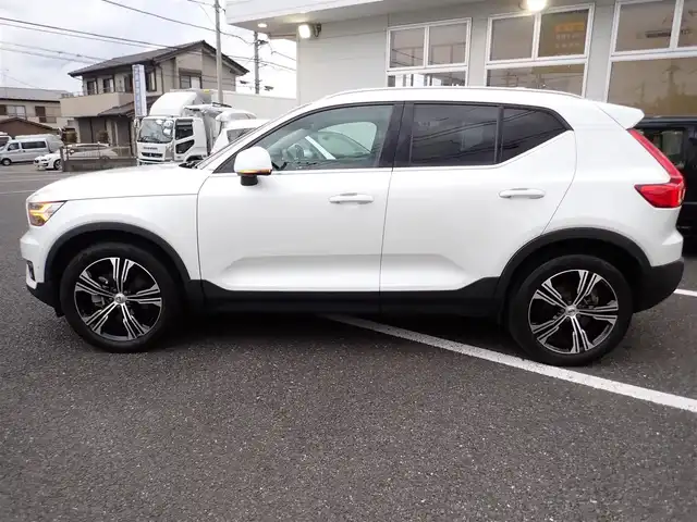 ボルボ ＸＣ４０ B4 AWD インスクリプション 千葉県 2021(令3)年 2.8万km パール ワンオーナー/４WD/本革シート/F左右電動シート/Fシートヒーター/Rシートヒーター/ハーマンカードンスピーカー/360度カメラ/純正ナビゲーション/・Bluetooth接続/・USB接続/・フルセグ地上波TV/・FM/AMラジオ/置くだけ充電/ETC/スマートキー2個/プッシュスタート/パワーバックドア/City Safety（衝突回避・被害軽減ブレーキ）/ブラインドスポットモニター/アダプティブクルーズコントロール/取扱い説明書/整備記録簿