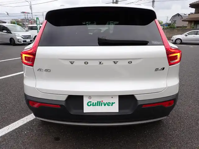 ボルボ ＸＣ４０ B4 AWD インスクリプション 千葉県 2021(令3)年 2.8万km パール ワンオーナー/４WD/本革シート/F左右電動シート/Fシートヒーター/Rシートヒーター/ハーマンカードンスピーカー/360度カメラ/純正ナビゲーション/・Bluetooth接続/・USB接続/・フルセグ地上波TV/・FM/AMラジオ/置くだけ充電/ETC/スマートキー2個/プッシュスタート/パワーバックドア/City Safety（衝突回避・被害軽減ブレーキ）/ブラインドスポットモニター/アダプティブクルーズコントロール/取扱い説明書/整備記録簿