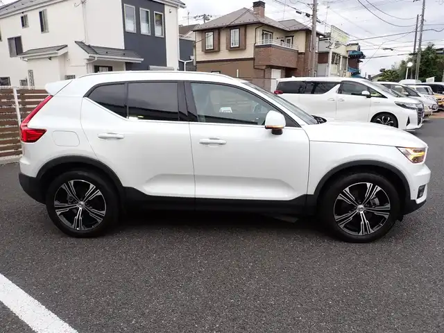 ボルボ ＸＣ４０ B4 AWD インスクリプション 千葉県 2021(令3)年 2.8万km パール ワンオーナー/４WD/本革シート/F左右電動シート/Fシートヒーター/Rシートヒーター/ハーマンカードンスピーカー/360度カメラ/純正ナビゲーション/・Bluetooth接続/・USB接続/・フルセグ地上波TV/・FM/AMラジオ/置くだけ充電/ETC/スマートキー2個/プッシュスタート/パワーバックドア/City Safety（衝突回避・被害軽減ブレーキ）/ブラインドスポットモニター/アダプティブクルーズコントロール/取扱い説明書/整備記録簿