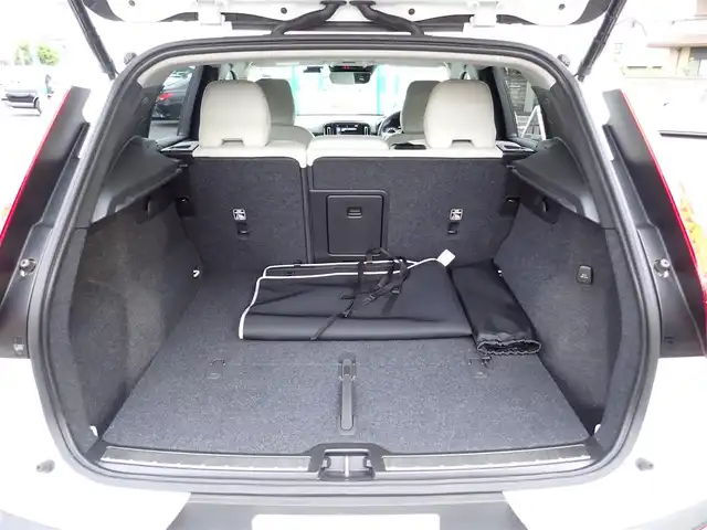 ボルボ ＸＣ４０ B4 AWD インスクリプション 千葉県 2021(令3)年 2.8万km パール ワンオーナー/４WD/本革シート/F左右電動シート/Fシートヒーター/Rシートヒーター/ハーマンカードンスピーカー/360度カメラ/純正ナビゲーション/・Bluetooth接続/・USB接続/・フルセグ地上波TV/・FM/AMラジオ/置くだけ充電/ETC/スマートキー2個/プッシュスタート/パワーバックドア/City Safety（衝突回避・被害軽減ブレーキ）/ブラインドスポットモニター/アダプティブクルーズコントロール/取扱い説明書/整備記録簿