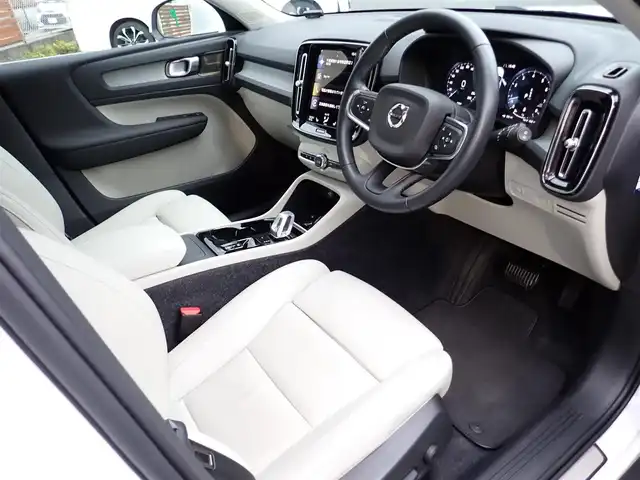 ボルボ ＸＣ４０ B4 AWD インスクリプション 千葉県 2021(令3)年 2.8万km パール ワンオーナー/４WD/本革シート/F左右電動シート/Fシートヒーター/Rシートヒーター/ハーマンカードンスピーカー/360度カメラ/純正ナビゲーション/・Bluetooth接続/・USB接続/・フルセグ地上波TV/・FM/AMラジオ/置くだけ充電/ETC/スマートキー2個/プッシュスタート/パワーバックドア/City Safety（衝突回避・被害軽減ブレーキ）/ブラインドスポットモニター/アダプティブクルーズコントロール/取扱い説明書/整備記録簿