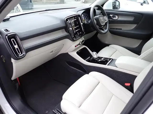 ボルボ ＸＣ４０ B4 AWD インスクリプション 千葉県 2021(令3)年 2.8万km パール ワンオーナー/４WD/本革シート/F左右電動シート/Fシートヒーター/Rシートヒーター/ハーマンカードンスピーカー/360度カメラ/純正ナビゲーション/・Bluetooth接続/・USB接続/・フルセグ地上波TV/・FM/AMラジオ/置くだけ充電/ETC/スマートキー2個/プッシュスタート/パワーバックドア/City Safety（衝突回避・被害軽減ブレーキ）/ブラインドスポットモニター/アダプティブクルーズコントロール/取扱い説明書/整備記録簿