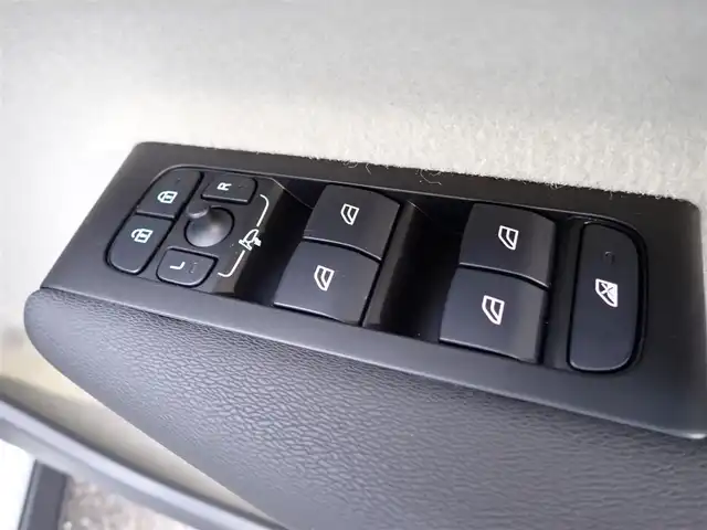 ボルボ ＸＣ４０ B4 AWD インスクリプション 千葉県 2021(令3)年 2.8万km パール ワンオーナー/４WD/本革シート/F左右電動シート/Fシートヒーター/Rシートヒーター/ハーマンカードンスピーカー/360度カメラ/純正ナビゲーション/・Bluetooth接続/・USB接続/・フルセグ地上波TV/・FM/AMラジオ/置くだけ充電/ETC/スマートキー2個/プッシュスタート/パワーバックドア/City Safety（衝突回避・被害軽減ブレーキ）/ブラインドスポットモニター/アダプティブクルーズコントロール/取扱い説明書/整備記録簿