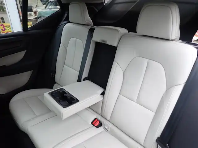 ボルボ ＸＣ４０ B4 AWD インスクリプション 千葉県 2021(令3)年 2.8万km パール ワンオーナー/４WD/本革シート/F左右電動シート/Fシートヒーター/Rシートヒーター/ハーマンカードンスピーカー/360度カメラ/純正ナビゲーション/・Bluetooth接続/・USB接続/・フルセグ地上波TV/・FM/AMラジオ/置くだけ充電/ETC/スマートキー2個/プッシュスタート/パワーバックドア/City Safety（衝突回避・被害軽減ブレーキ）/ブラインドスポットモニター/アダプティブクルーズコントロール/取扱い説明書/整備記録簿