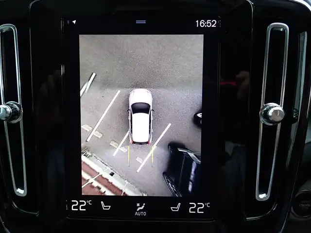 ボルボ ＸＣ４０ B4 AWD インスクリプション 千葉県 2021(令3)年 2.8万km パール ワンオーナー/４WD/本革シート/F左右電動シート/Fシートヒーター/Rシートヒーター/ハーマンカードンスピーカー/360度カメラ/純正ナビゲーション/・Bluetooth接続/・USB接続/・フルセグ地上波TV/・FM/AMラジオ/置くだけ充電/ETC/スマートキー2個/プッシュスタート/パワーバックドア/City Safety（衝突回避・被害軽減ブレーキ）/ブラインドスポットモニター/アダプティブクルーズコントロール/取扱い説明書/整備記録簿