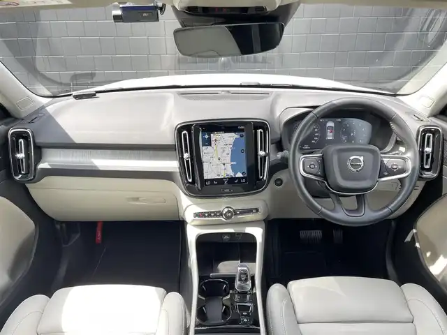 ボルボ ＸＣ４０ B4 AWD インスクリプション 三重県 2021(令3)年 2.8万km クリスタルホワイトP ワンオーナー/本革シート/パワーシート/シートヒーター/ハーマンカードンスピーカー/360度カメラ/純正ナビゲーション/Bluetooth接続/USB接続/フルセグ地上波TV/FM/AMラジオ/置くだけ充電/ETC/カープレイ/フットオープナー付電動リアゲート/City Safety（衝突回避・被害軽減ブレーキ）/ブラインドスポットモニター/ACC