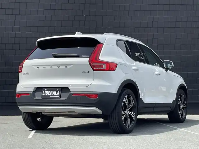 ボルボ ＸＣ４０ B4 AWD インスクリプション 三重県 2021(令3)年 2.8万km クリスタルホワイトP ワンオーナー/本革シート/パワーシート/シートヒーター/ハーマンカードンスピーカー/360度カメラ/純正ナビゲーション/Bluetooth接続/USB接続/フルセグ地上波TV/FM/AMラジオ/置くだけ充電/ETC/カープレイ/フットオープナー付電動リアゲート/City Safety（衝突回避・被害軽減ブレーキ）/ブラインドスポットモニター/ACC