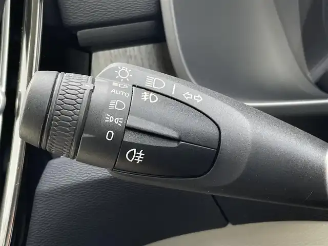 ボルボ ＸＣ４０ B4 AWD インスクリプション 三重県 2021(令3)年 2.8万km クリスタルホワイトP ワンオーナー/本革シート/パワーシート/シートヒーター/ハーマンカードンスピーカー/360度カメラ/純正ナビゲーション/Bluetooth接続/USB接続/フルセグ地上波TV/FM/AMラジオ/置くだけ充電/ETC/カープレイ/フットオープナー付電動リアゲート/City Safety（衝突回避・被害軽減ブレーキ）/ブラインドスポットモニター/ACC