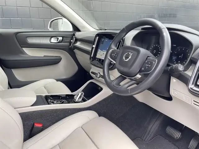 ボルボ ＸＣ４０ B4 AWD インスクリプション 三重県 2021(令3)年 2.8万km クリスタルホワイトP ワンオーナー/本革シート/パワーシート/シートヒーター/ハーマンカードンスピーカー/360度カメラ/純正ナビゲーション/Bluetooth接続/USB接続/フルセグ地上波TV/FM/AMラジオ/置くだけ充電/ETC/カープレイ/フットオープナー付電動リアゲート/City Safety（衝突回避・被害軽減ブレーキ）/ブラインドスポットモニター/ACC