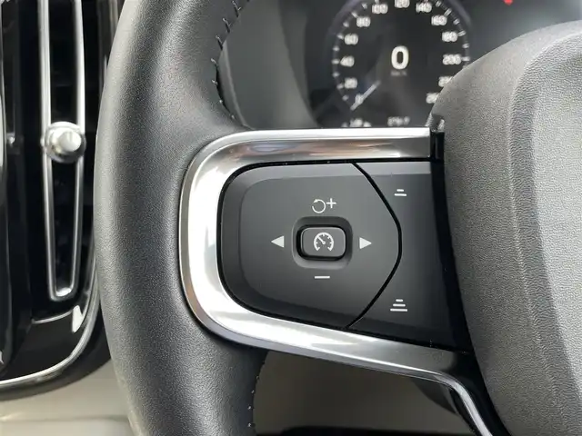 ボルボ ＸＣ４０ B4 AWD インスクリプション 三重県 2021(令3)年 2.8万km クリスタルホワイトP ワンオーナー/本革シート/パワーシート/シートヒーター/ハーマンカードンスピーカー/360度カメラ/純正ナビゲーション/Bluetooth接続/USB接続/フルセグ地上波TV/FM/AMラジオ/置くだけ充電/ETC/カープレイ/フットオープナー付電動リアゲート/City Safety（衝突回避・被害軽減ブレーキ）/ブラインドスポットモニター/ACC