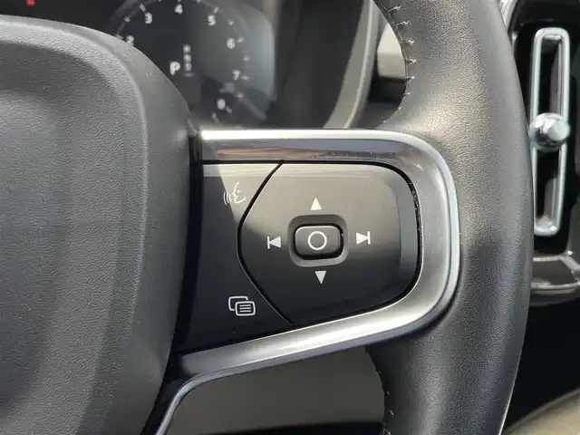 ボルボ ＸＣ４０ B4 AWD インスクリプション 三重県 2021(令3)年 2.8万km クリスタルホワイトP ワンオーナー/本革シート/パワーシート/シートヒーター/ハーマンカードンスピーカー/360度カメラ/純正ナビゲーション/Bluetooth接続/USB接続/フルセグ地上波TV/FM/AMラジオ/置くだけ充電/ETC/カープレイ/フットオープナー付電動リアゲート/City Safety（衝突回避・被害軽減ブレーキ）/ブラインドスポットモニター/ACC